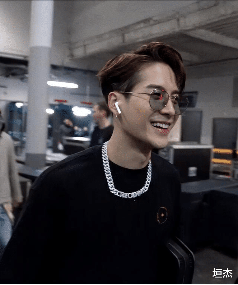 李易峰|中秋节娱乐圈真热闹!嫖娼、快男开撕、被猥亵等,大瓜还在继续