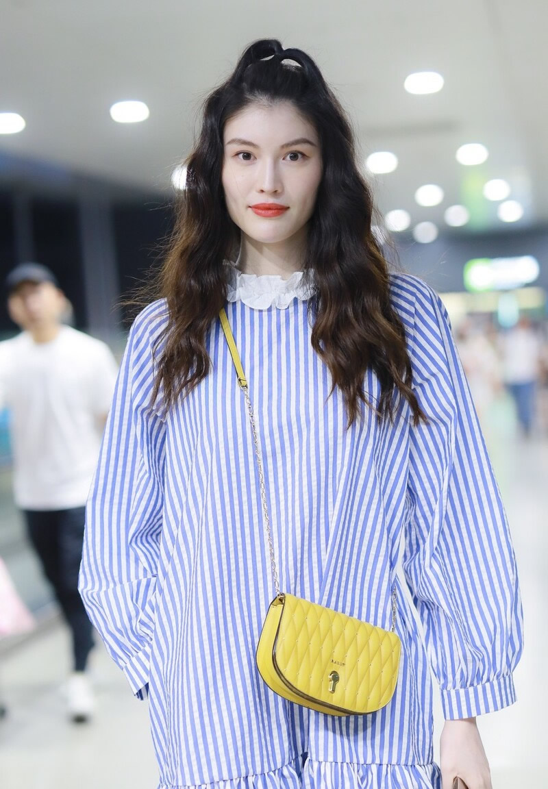 卷发 羊毛卷显头大？半扎起来就好了，俏皮甜美又有韵味，很美.
