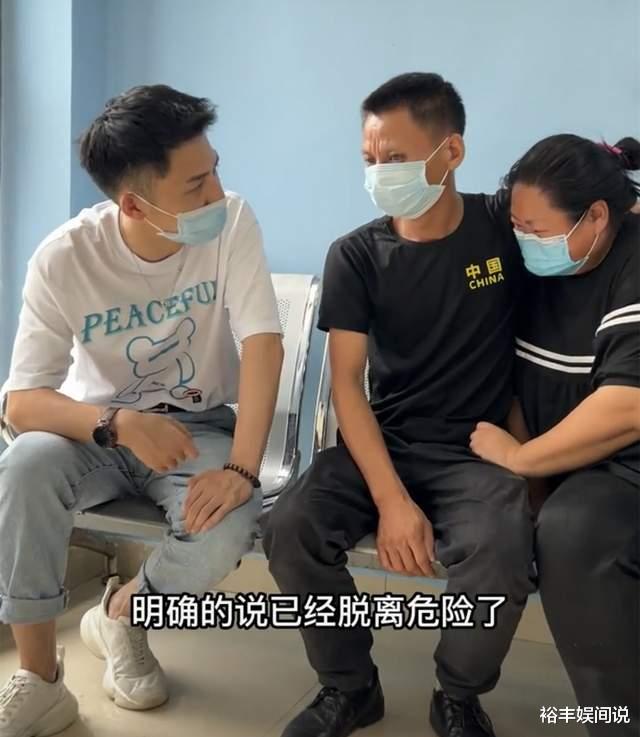 网红衣哥捐30万救重度烫伤儿童,带现金探望:会竭尽全力帮助孩子