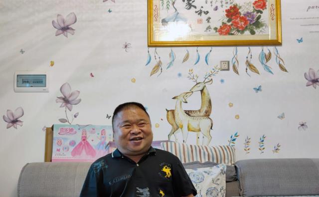 崔光兴身高1米2,结婚后帮2个弟弟娶媳妇,一家10口住别墅不分家