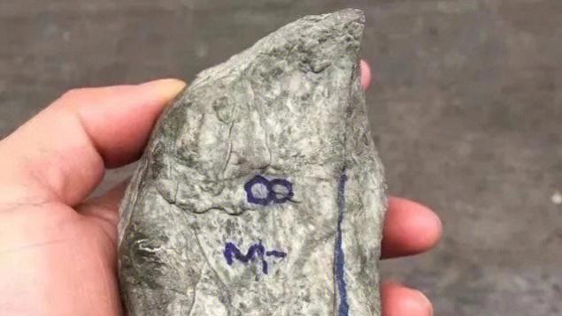 翡翠|土豪5000拿下巴掌大的石头，切开出现多条裂纹，不曾想成品竟出乎意料