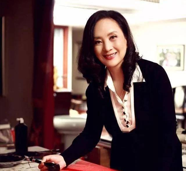 张金玲|张金玲：放弃前程生孩子，却被丈夫狠心抛弃，后改嫁富豪终获幸福