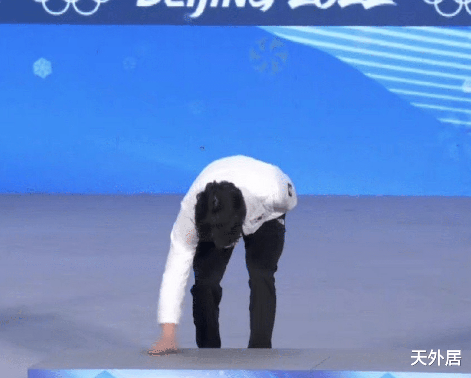 高亭宇|巨大争议！韩国亚军登台前擦拭领奖台，不尊重高亭宇，网友：有病
