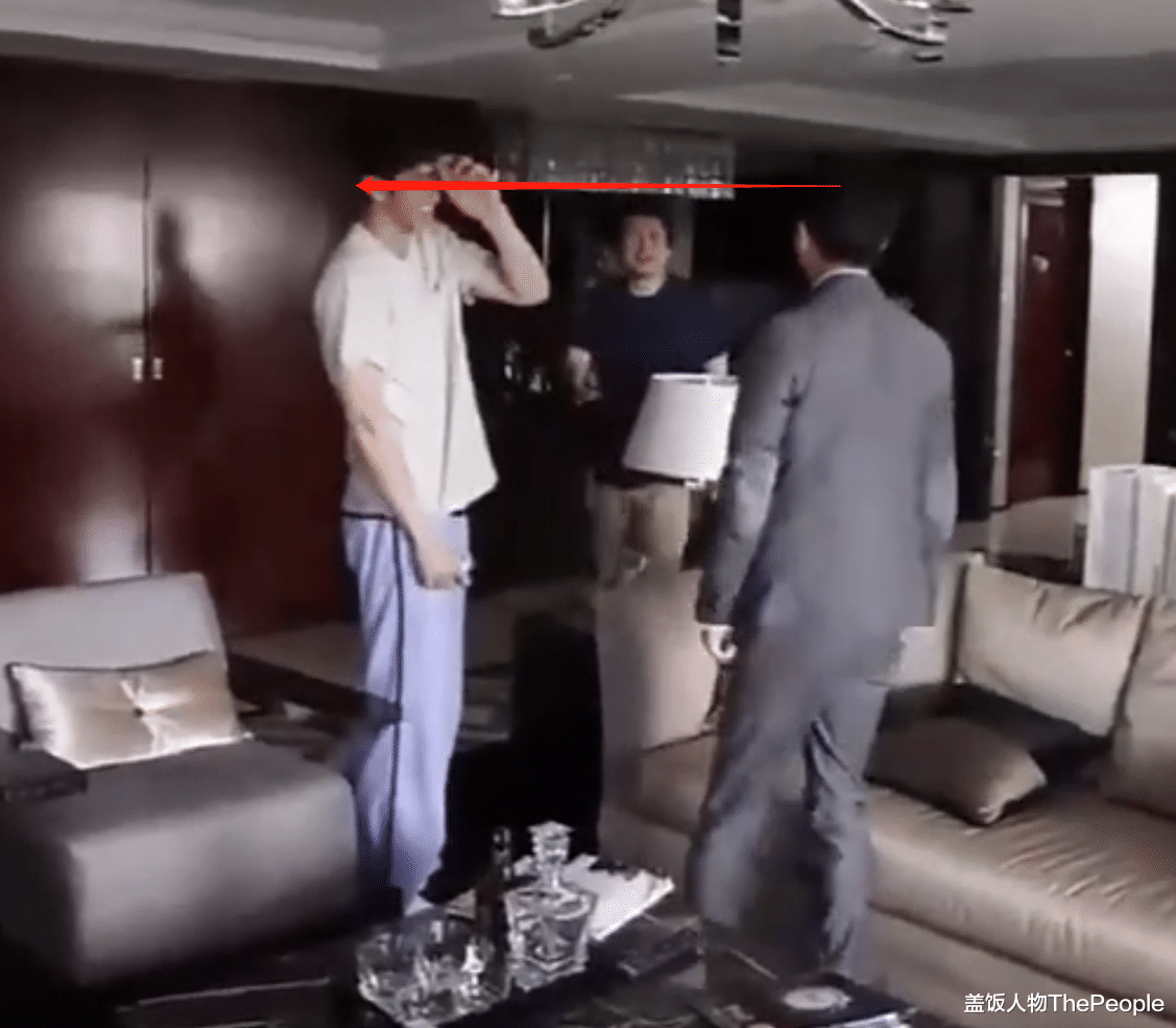 黄轩|男艺人拍戏为显高太拼！偶像剧男主踩推车走路，有人屁股下垫石头