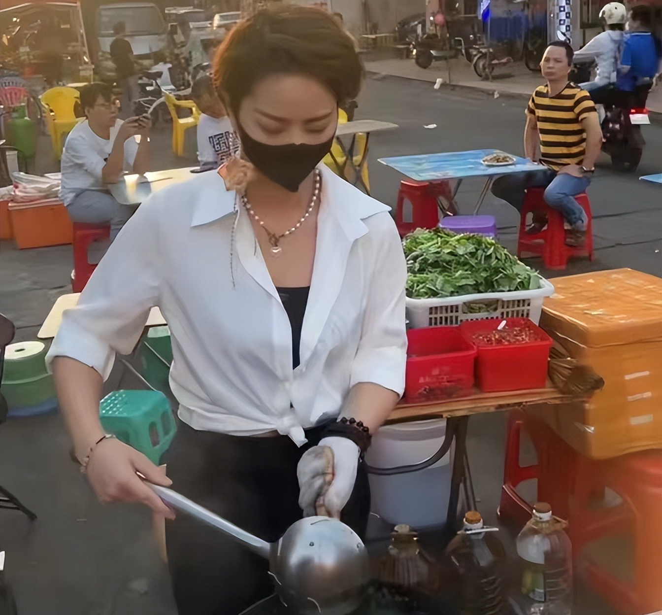 |广东精致“炒粉姐”意外走红，却被质疑是炒作，本人说法引热议