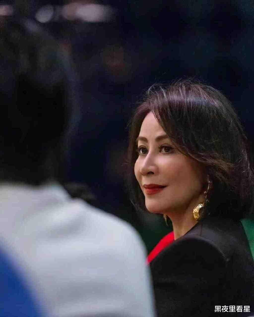护肤 刘嘉玲在国外挺会打扮，裙子“半边黑、半边红”，看着时髦又大气