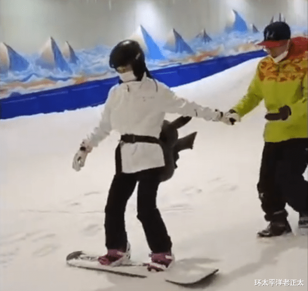 朱易|朱易小鸟依人！拉着滑雪教练手不敢松，摔好几个屁墩，撒娇喊救命