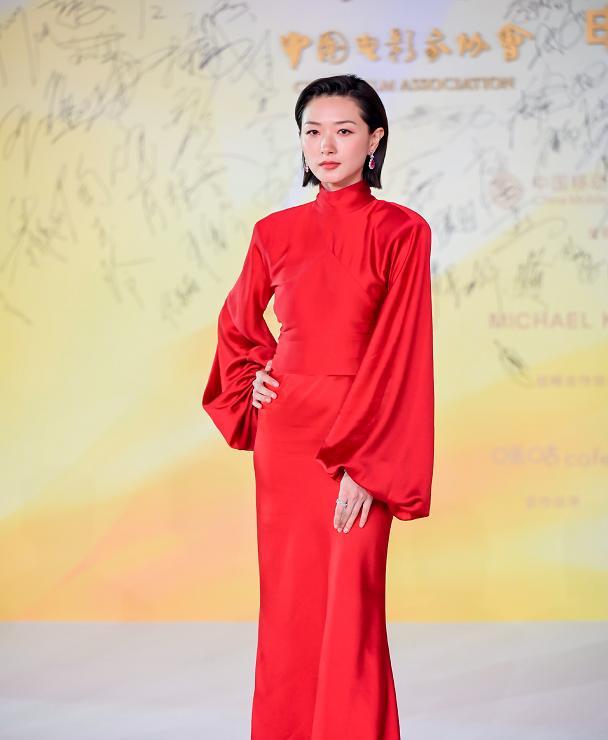 万茜|万茜:金鸡奖场外秀母爱,看到“女儿”一人走夜路非要开车送一程