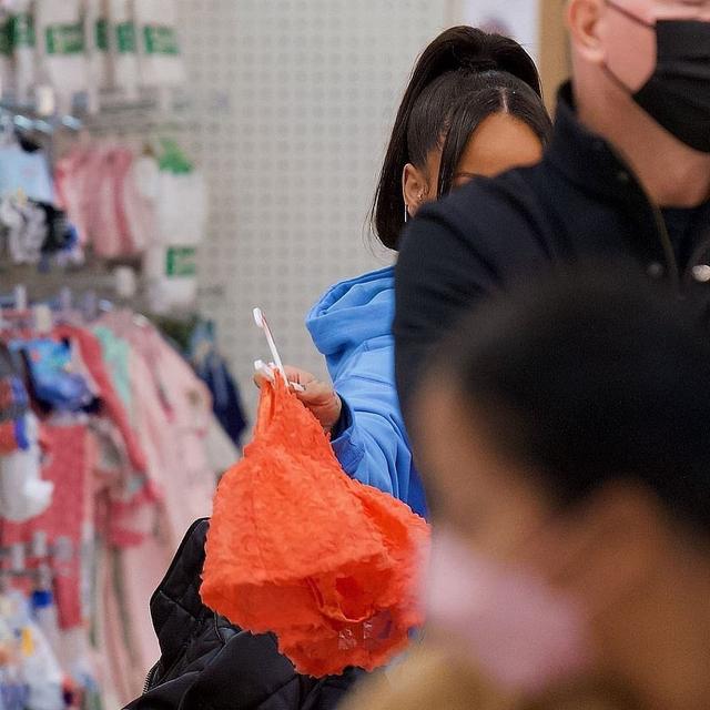 玉米面 蕾哈娜挺孕肚逛街,穿蓝色宽松卫衣不显胖,扎高马尾有点活泼