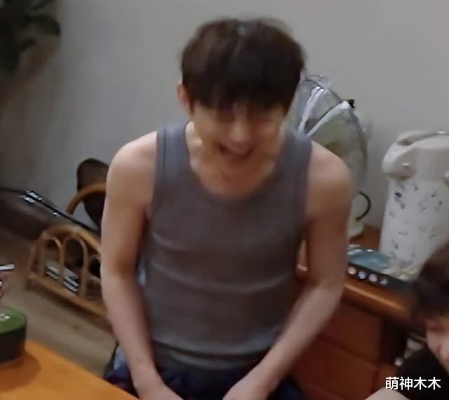 任嘉伦|人不可貌相,48岁何炅胳膊肌肉线条明显,24岁刘昊然却有肚腩