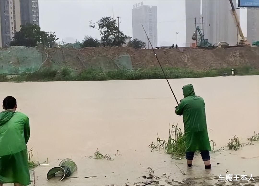 |钓鱼不是法外之地,违法锚鱼不听劝阻,数人被带走