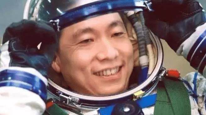 女儿离世，妻子离职：杨利伟濒死26秒返回地球，背后故事让人心疼