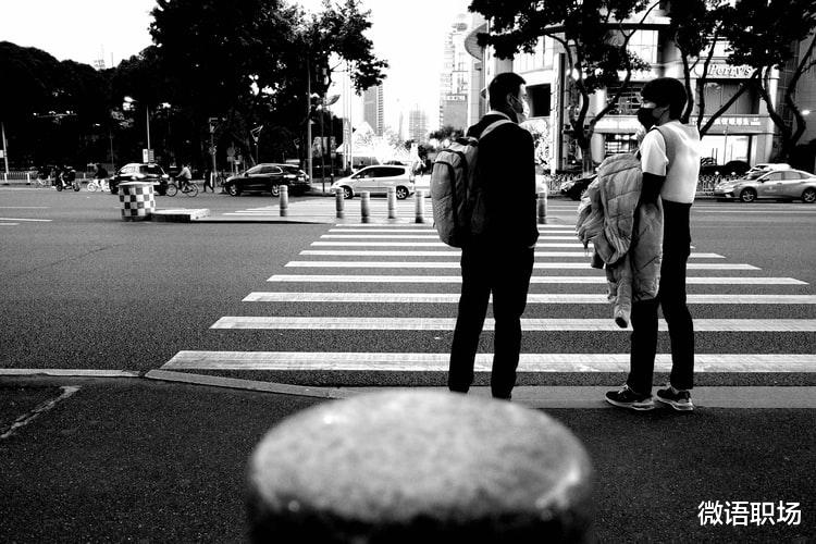 星巴克|35岁中产白领在星巴克不忍直视的一幕:如果有鞋穿,谁愿意光脚?