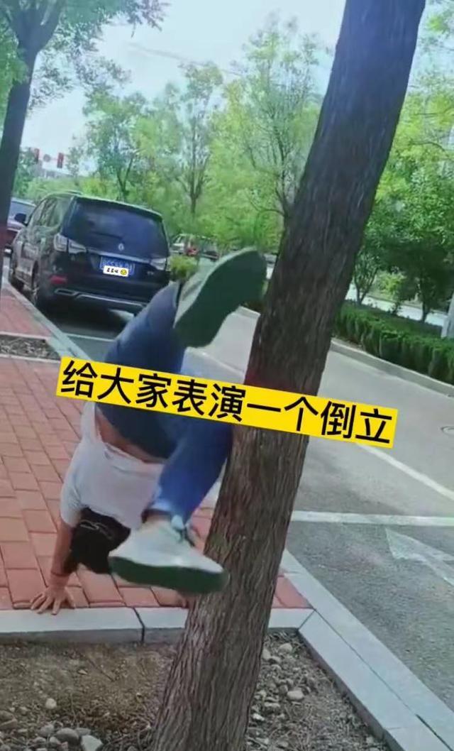 玉米面 一女子和闺蜜逛街途中，心血来潮表演倒立，结果啪啪打脸