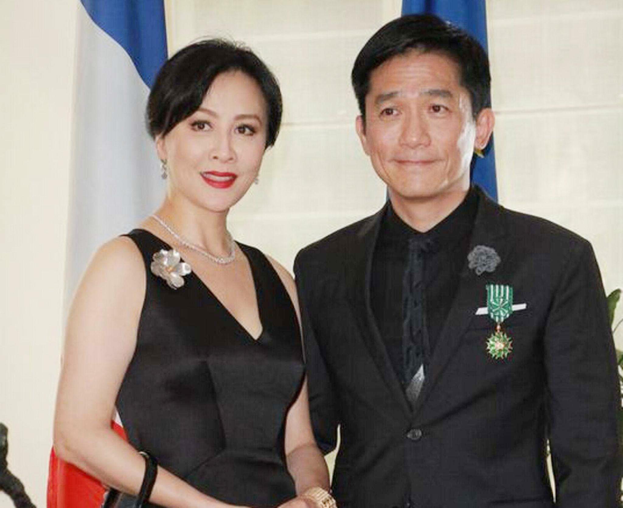 水果 梁朝伟回国头发花白,在豪宅陪妻子过年,摆2米桃树年味足