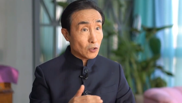 巩汉林|巩汉林称足球队收入高还丢脸，董路：春晚演小品能挣脸？