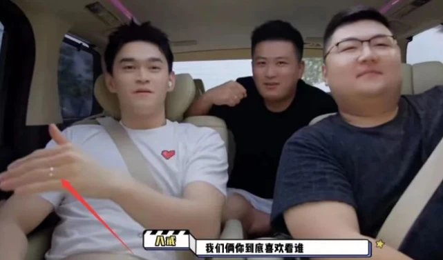 孙杨|孙杨现身张豆豆老家,两人当街搂抱牵手好甜,女方无名指戒指抢镜