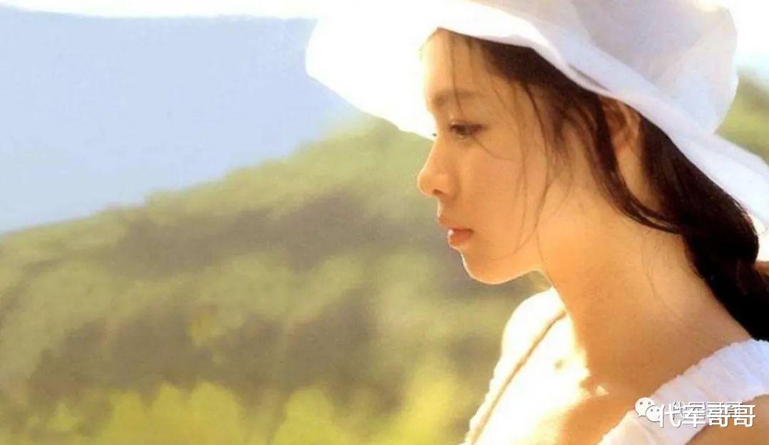 写真|19岁拍大胆写真走红，39岁嫁给圈外富豪，如今45岁的她怎样了？