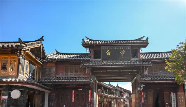 露营|距丽江古城10公里，藏着一古镇，以四方街为中心，可欣赏白沙壁画