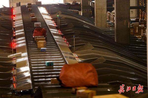 京东|京东年货节迎来“小年狂欢”，当日超90万件包裹分拣、出港