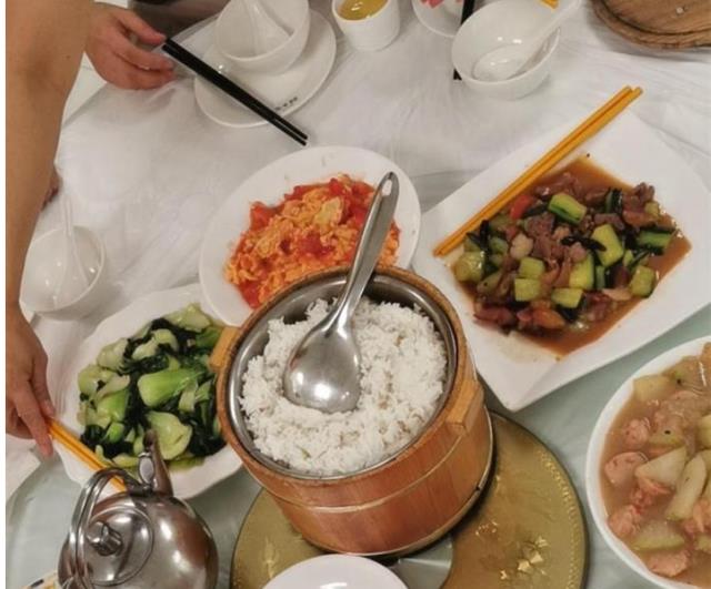 何家劲|男星何家劲晒出近照，在自家工厂招待客人，5菜一汤接地气