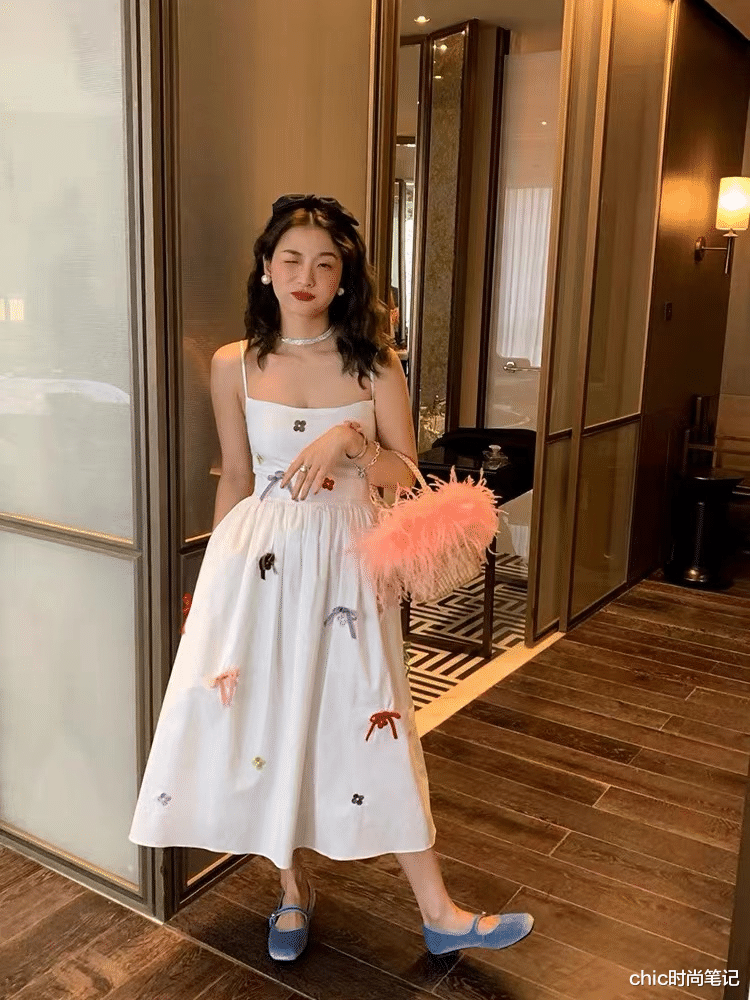 被赵露思给美到了,珍珠搭配吊带裙,纯欲在线