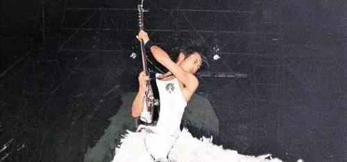 谢霆锋|从18岁走来的谢霆锋，是一代歌手，还是当红小生，更是一位大厨！