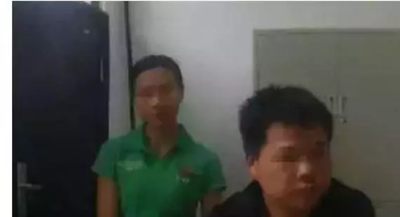亮瞎你的眼!夫妻俩一边开货车一边上演“叠罗汉”,网友:会玩!