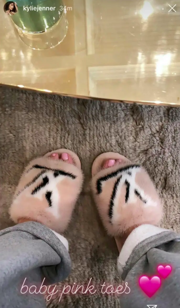 婴儿车|凯莉詹娜又砸3万带防晒功能婴儿车宠娃，2岁女儿问，是铂金包吗？