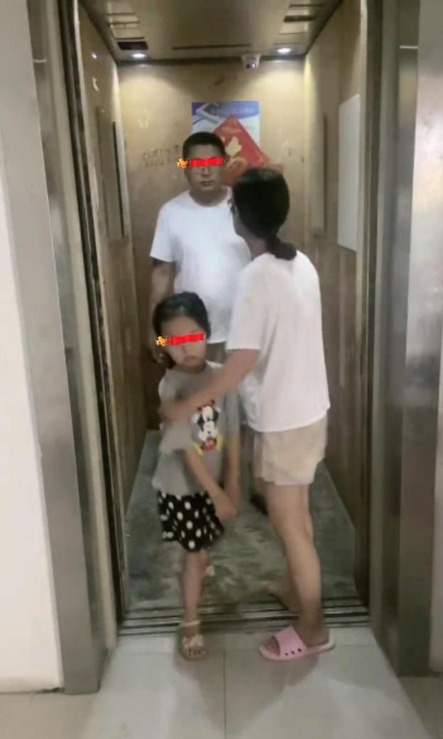 回顾:男子路上偶遇美女,将重物丢给女儿跑去讨好,妻子全看到了