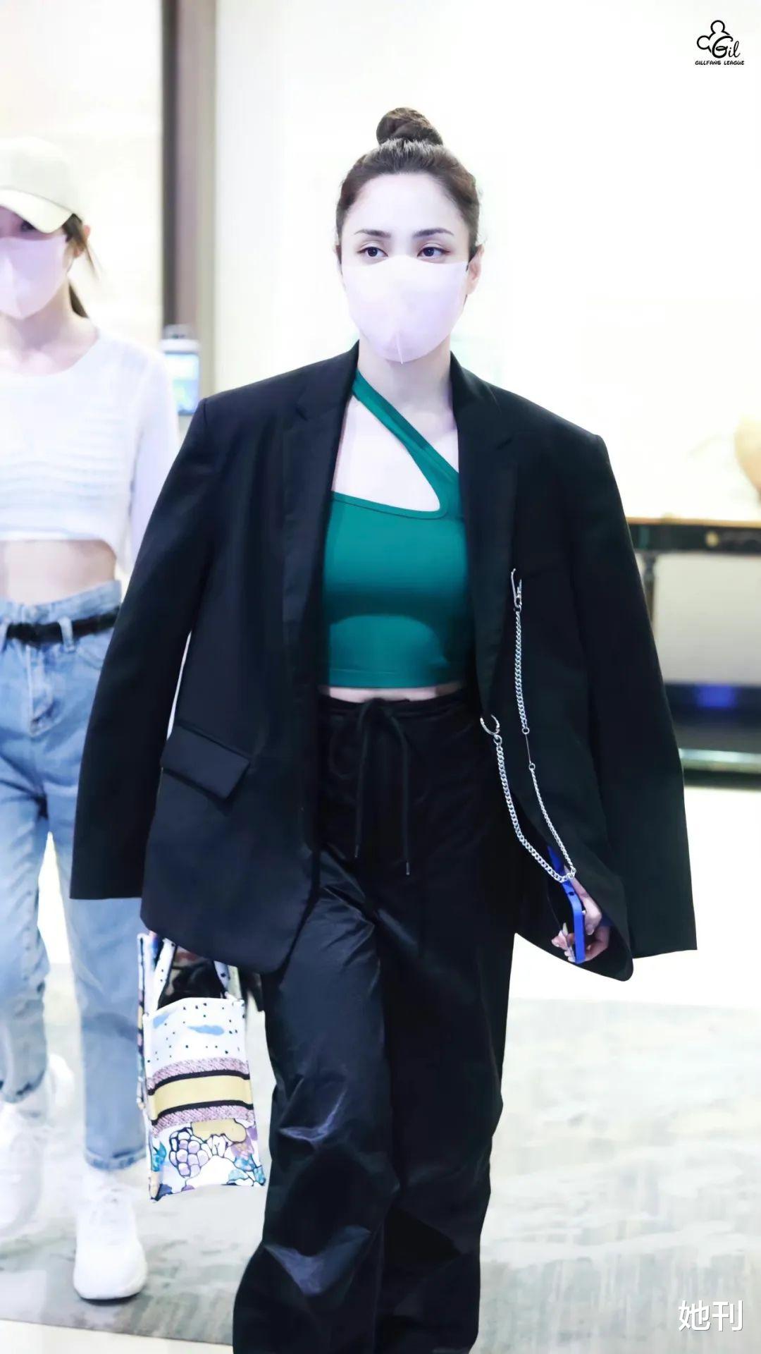 台下天仙，台上葫芦娃，她是得罪「浪姐」造型师了吗？