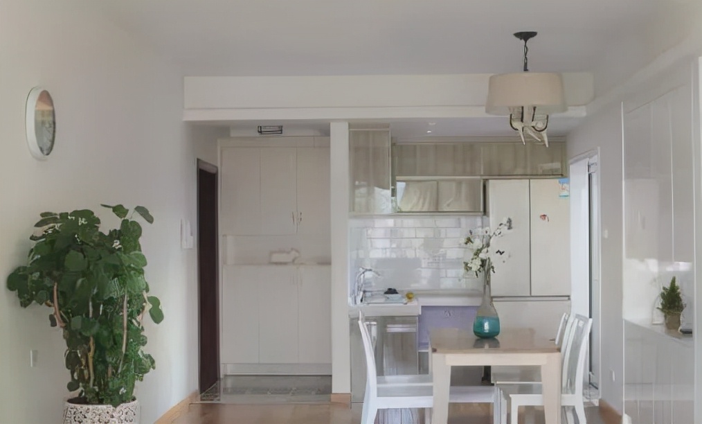 老公坚持穷装修，墙面只刷白墙就入住，完工后全家人都很满意