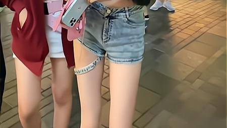 女子的短裤上挂了一根绳子，奇特造型引人关注，大叔跟着拍了一路