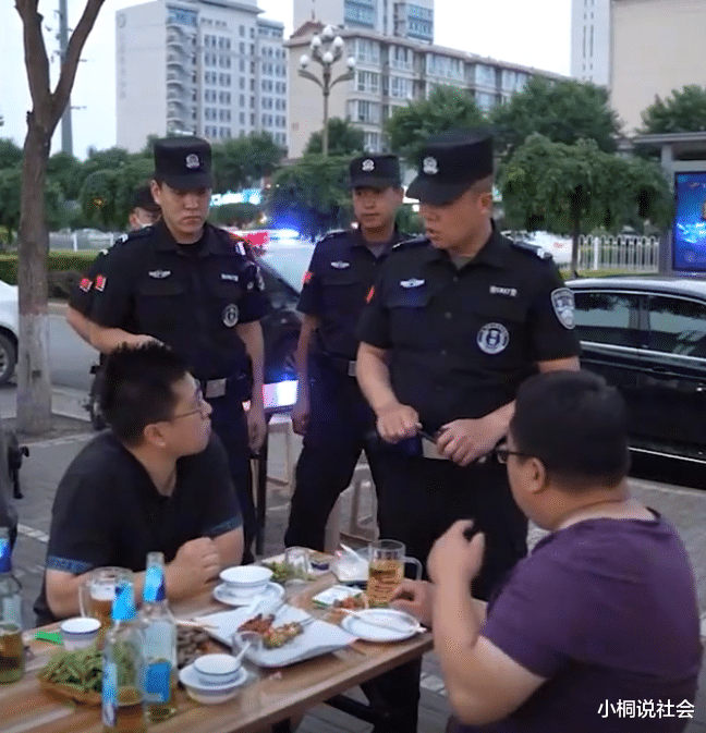 山西警方夜巡烧烤摊,威慑犯罪护平安!网友:遍体鳞伤换来的安宁