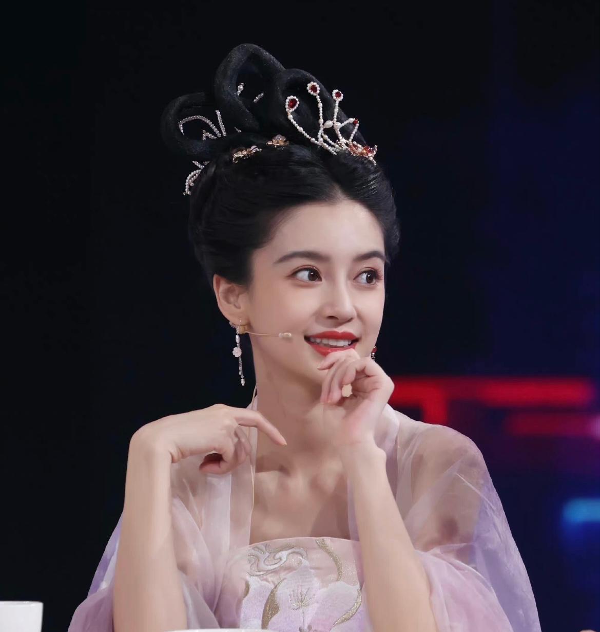 Angelababy|杨颖嘉人十一月刊封面照,拍得模糊不清,可是这张脸,是真美