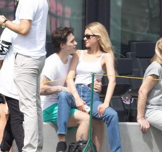 维多利亚·贝克汉姆|小贝大儿子秘密完婚？一家乘豪华游轮度假太滋润，贝嫂抹胸裙太美