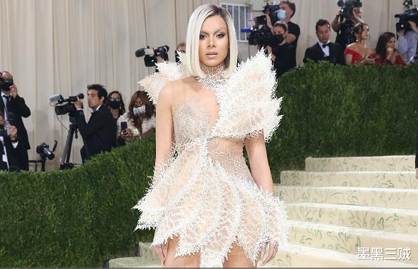 金·卡戴珊|争奇斗艳?费事又烧钱,《蝙蝠侠》新猫女和蕾哈娜算个中翘楚