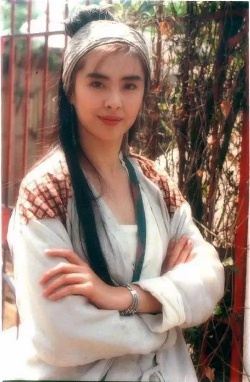 王祖贤|55岁王祖贤面部僵硬法令纹突出,定居国外曝身家超67亿