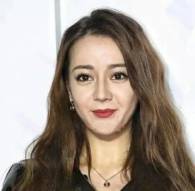 迪丽热巴|卡粉、油头、虎背熊腰，看完明星的生活照，除了性别其余都是假的
