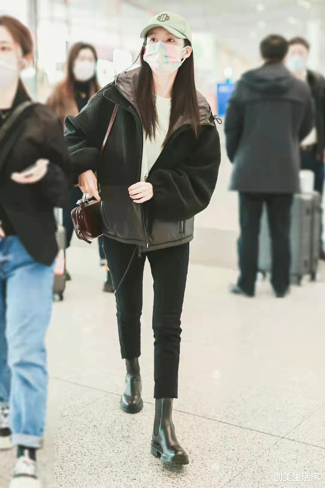 李沁|李沁黑色拼接毛绒外套叠穿薄荷绿T恤和九分裤,清爽干净舒适又好看