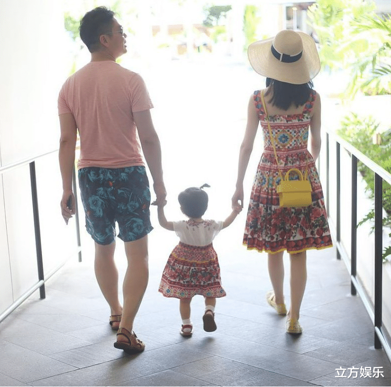 章泽天|章泽天一家度假被偶遇,刘强东负责拍照,夫妻俩打扮似两代人