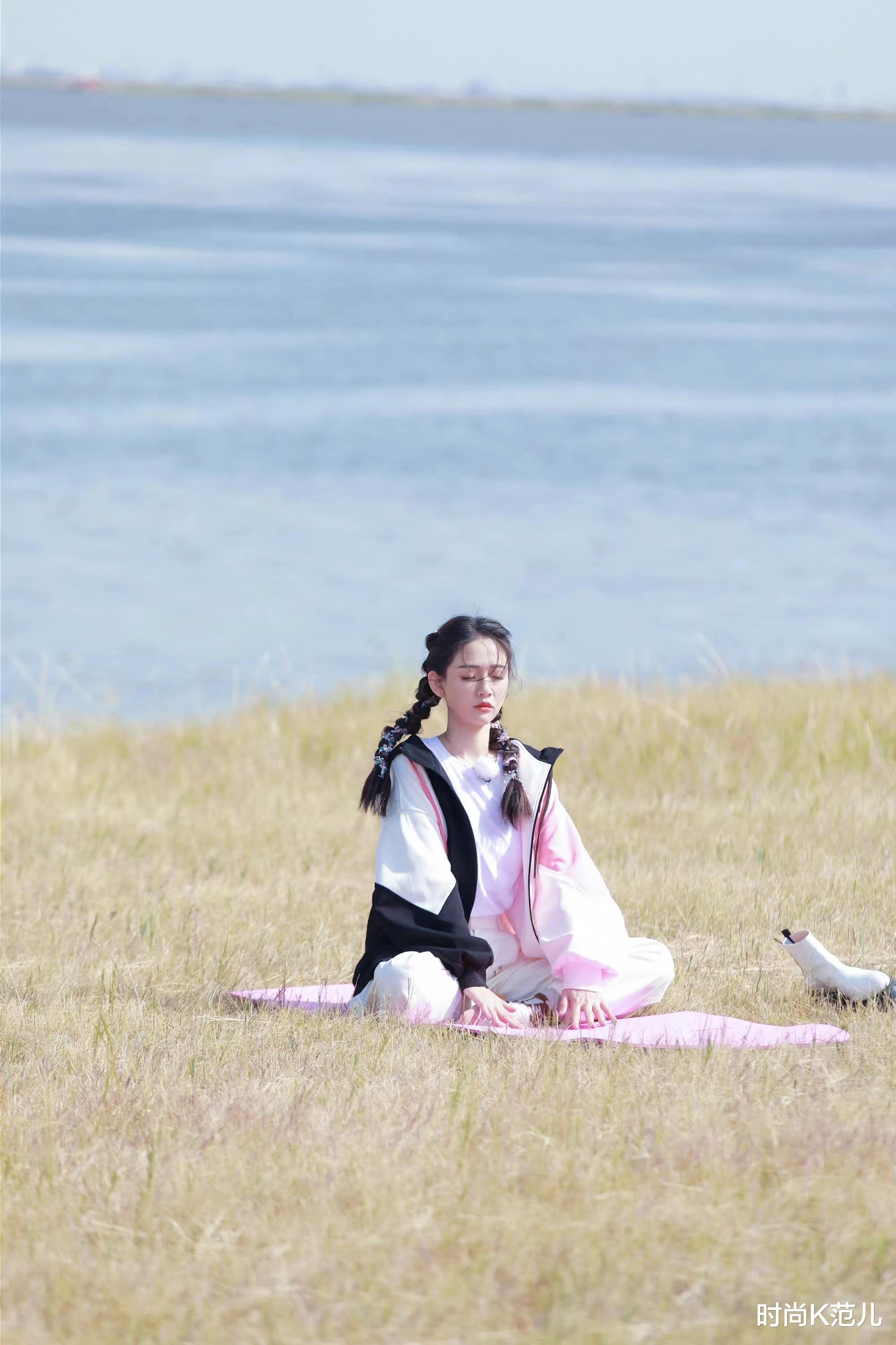 胶原蛋白 陈乔恩真是少女模样，扎双麻花辫甜美减龄，穿拼色夹克衫好时髦！