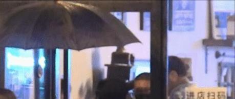 杨幂|杨幂眼角伤疤首曝光，疤痕明显化妆难遮掩，网传杨幂要离开嘉行？