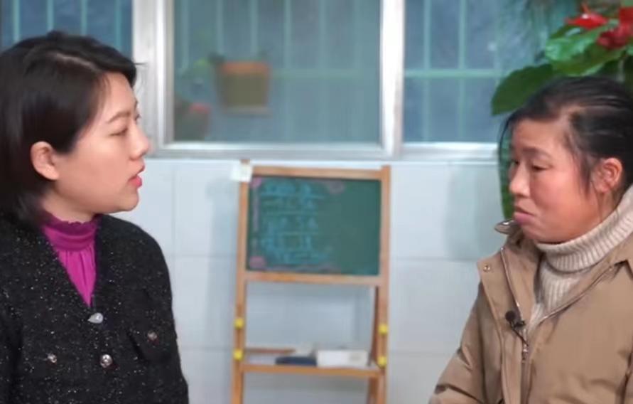 续:哥哥保护妹妹被父亲用木板殴打,哥哥:他常打妈妈,喜欢打牌