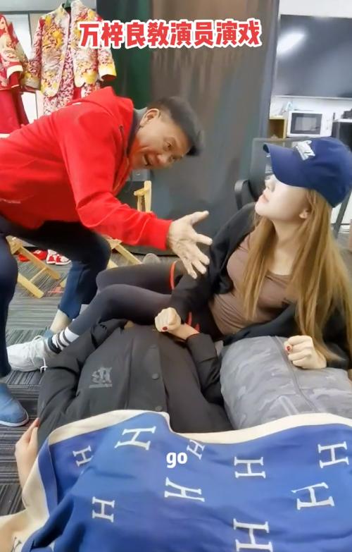 万梓良|万梓良拍摄花絮再遭吐槽，身披红布略显怪异，摄影设备仅有一台