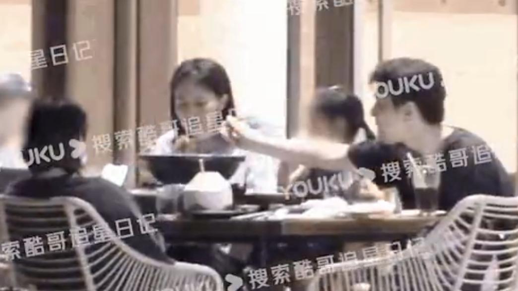 高圆圆|高圆圆赵又廷带女儿外出聚餐，一家三口互相投食，感情好