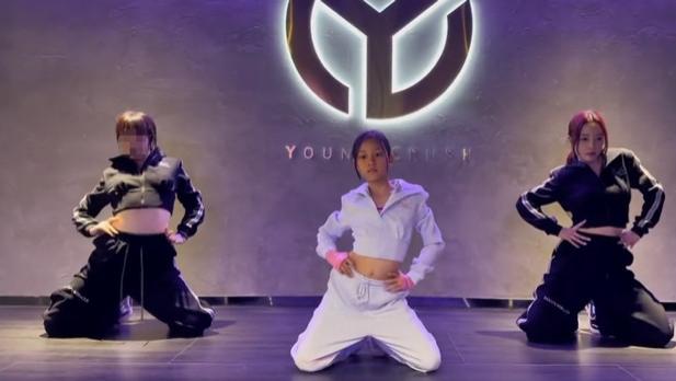 毛晓彤|10岁甜馨跳韩舞超酷帅！穿露腰装大长腿抢眼，妈妈卖力伴舞好宠溺