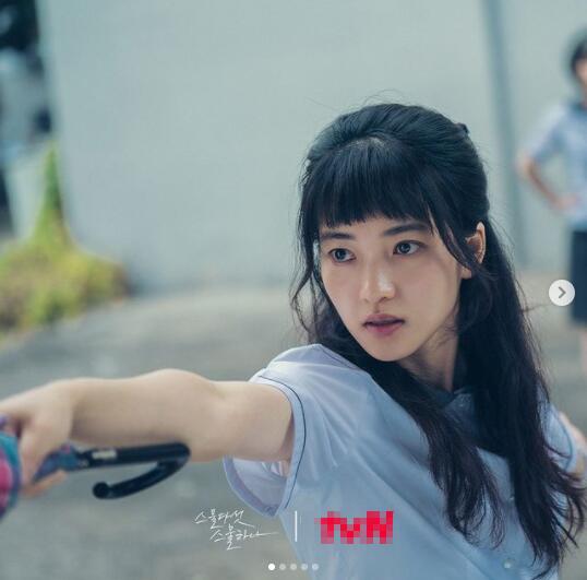 刘海 31岁金泰梨剪“眉上刘海”扮高中生零违和,戏外变身短发干练OL!