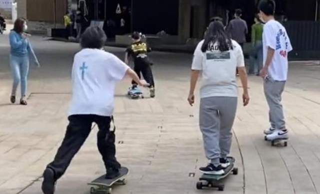 声控|孙海洋晒玩滑板视频，苦练滑板提升技术，孙妈调侃要准备声控滑板