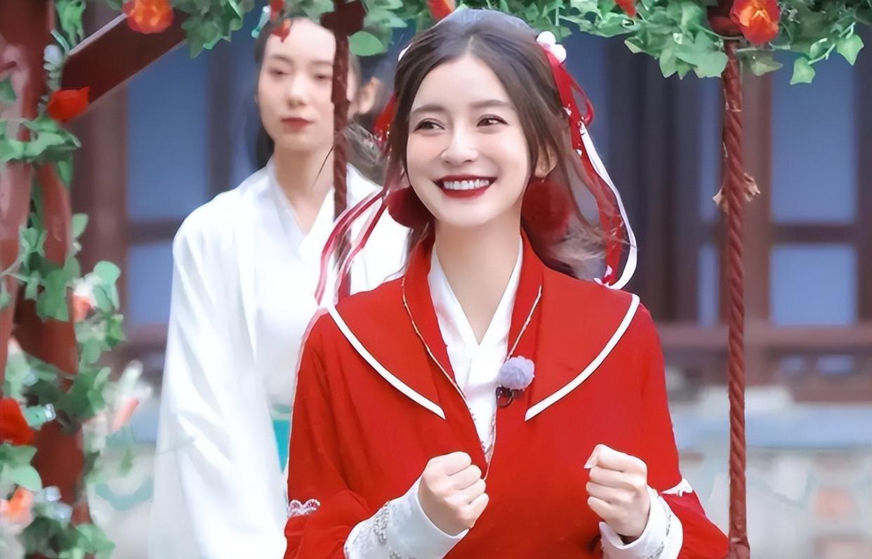 Angelababy|杨颖惹上争议，不仅被拍到抽烟，还被曝花钱请男模玩狼人杀